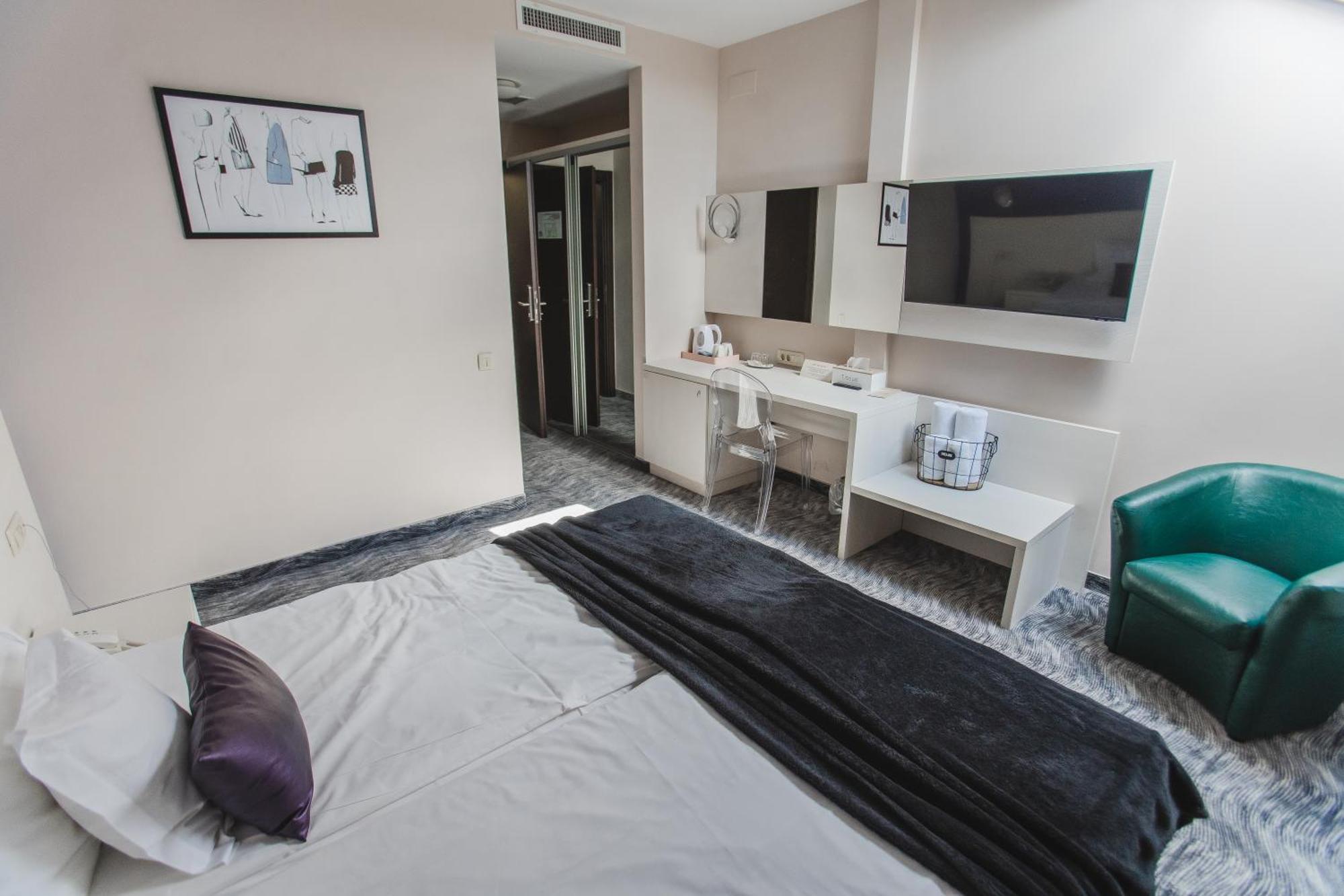 Caro Boutique Hotel Орадя Экстерьер фото