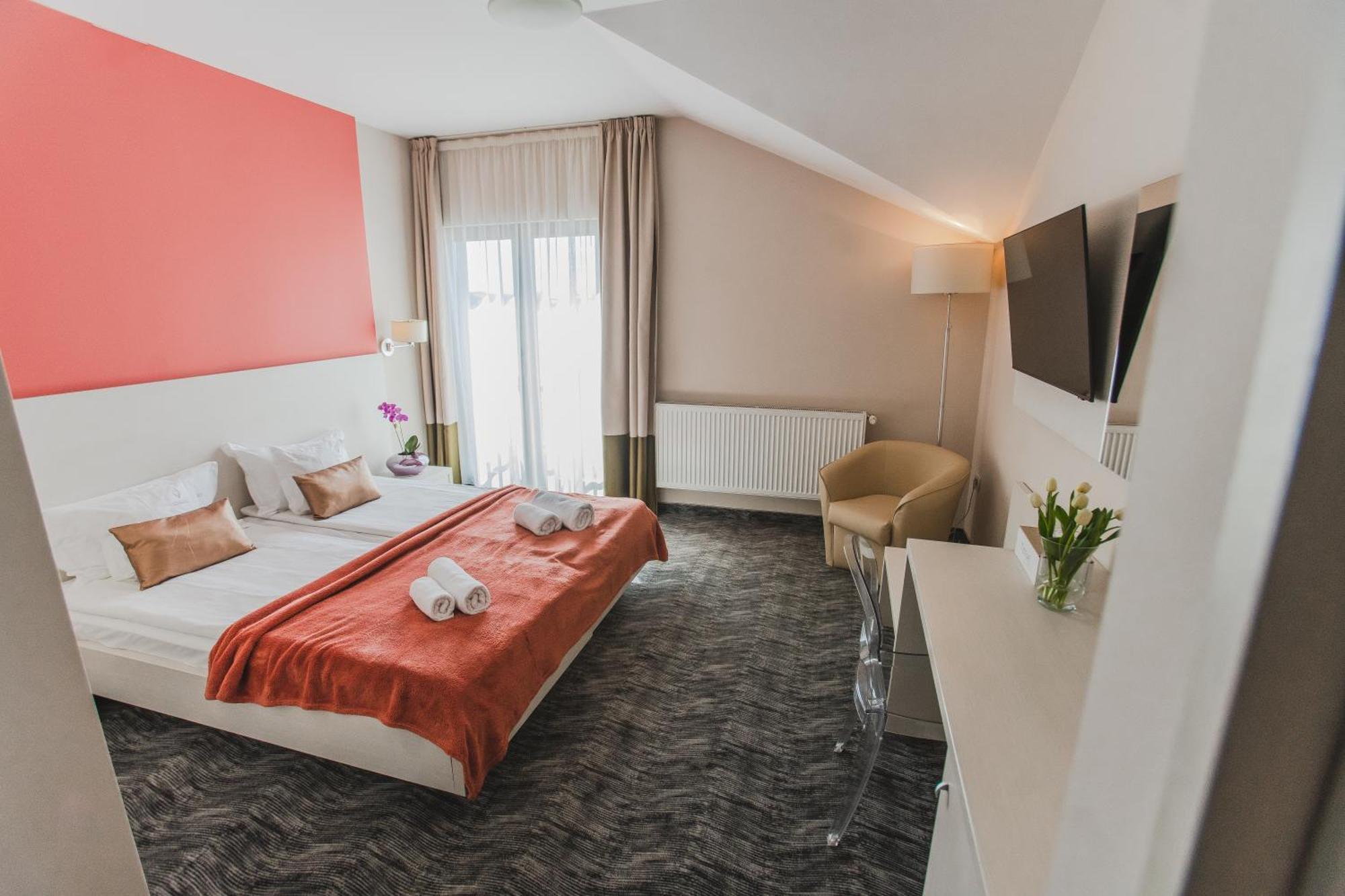Caro Boutique Hotel Орадя Экстерьер фото